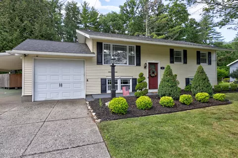 21 Quevic Dr, Saratoga Springs, NY 12866