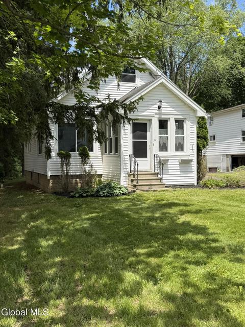 34 Hamilton St, Guilderland, NY 12084