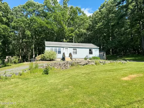 26 Knobhill Rd, Averill Park, NY 12018