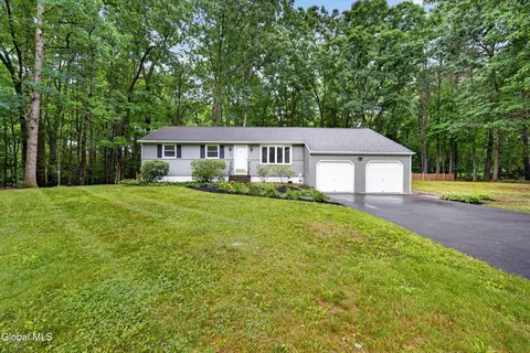 8 Cedarcrest Dr, Saratoga Springs, NY 12866