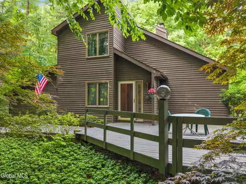 623 Bruno Rd, Clifton Park, NY 12065
