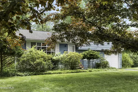 34 Greenock Rd, Delmar, NY 12054
