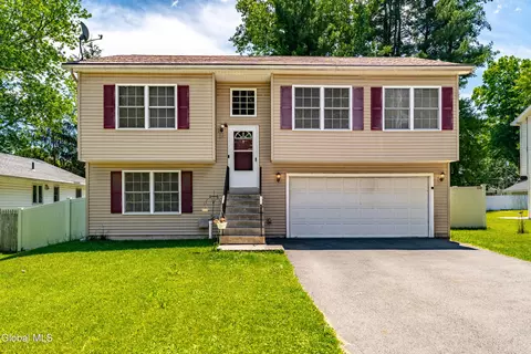 14 Booth St, Colonie, NY 12205