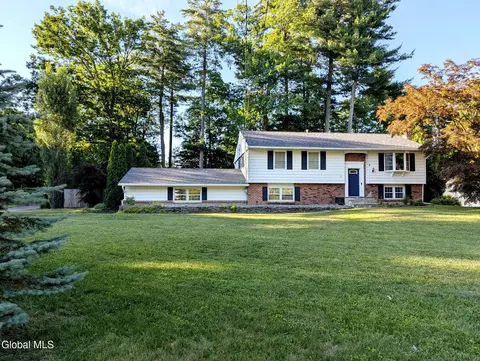 16 Sylvan Ln, Clifton Park, NY 12065