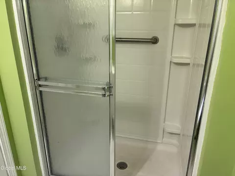 Bath - 963 Maple Ave, Schenectady, NY 12307 photo 2 of 3