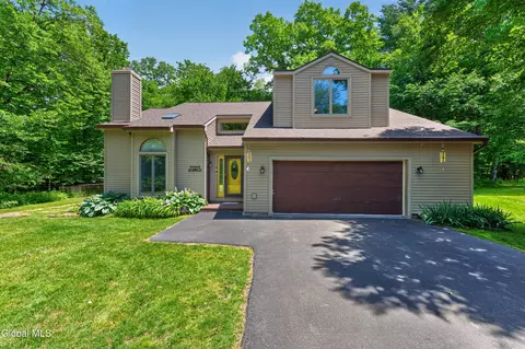 15 Arbor Ln, Clifton Park, NY 12065