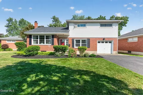 19 Gingerbread Ln, Albany, NY 12208