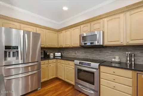 Kitchen - 27 Mosall Dr, Slingerlands, NY 12159 photo 3 of 5