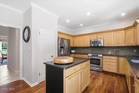 Kitchen - 27 Mosall Dr, Slingerlands, NY 12159 photo 2 of 5