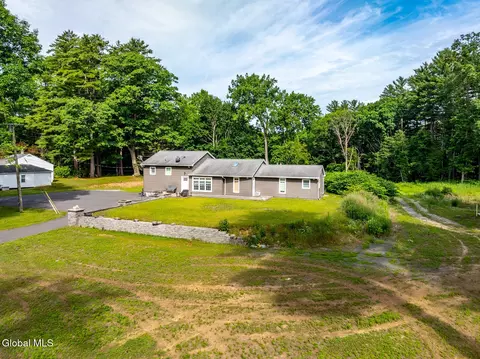 22 Pinewood Rd, Guilderland, NY 12084