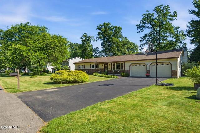 7 Turnberry Ln, Clifton Park, NY 12065