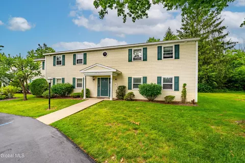 192 Cedarview Ln, Watervliet, NY 12189