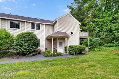 202 Burgoyne Dr #202, Halfmoon, NY 12065