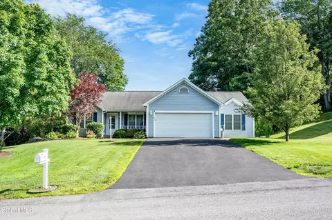 1118 Clute Crest Ln, Niskayuna, NY 12309