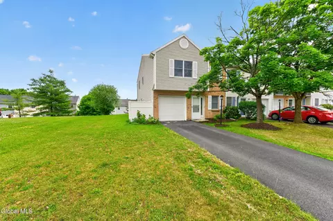 20 Bridgewood Ln, Watervliet, NY 12189