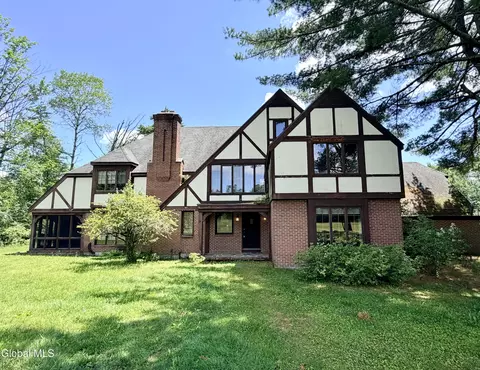 386 Stairs Rd, Amsterdam, NY 12010