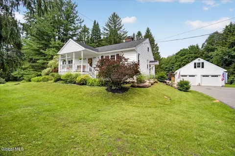 723 Swaggertown Rd, Schenectady, NY 12302