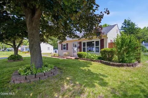 9 Mayhall St, Colonie, NY 12205