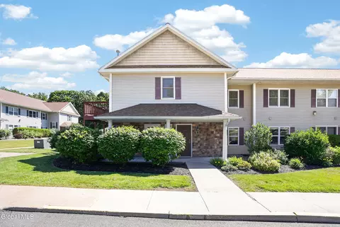 1200 Hillside Ave #702, Niskayuna, NY 12309