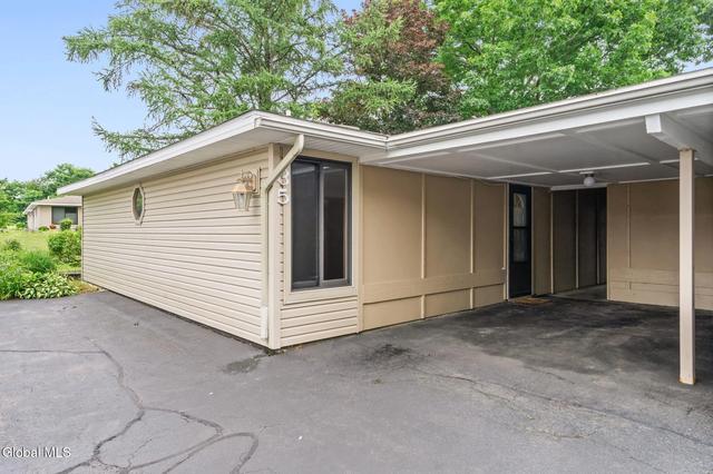 35 Donna Lynn Dr, East Greenbush, NY 12061