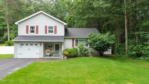 33 Wineberry Ln, Ballston Spa, NY 12020