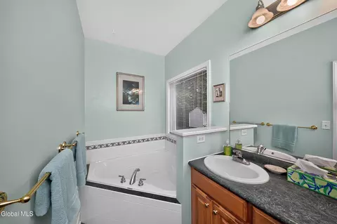 Bath - 26 Hedgerose Ln, Delmar, NY 12054 photo 4 of 7