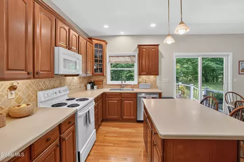Kitchen - 26 Hedgerose Ln, Delmar, NY 12054 photo 3 of 4