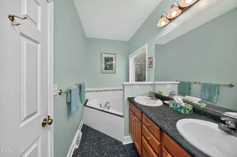 Bath - 26 Hedgerose Ln, Delmar, NY 12054 photo 5 of 7