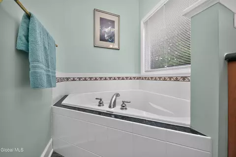 Bath - 26 Hedgerose Ln, Delmar, NY 12054 photo 2 of 7