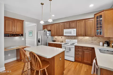 Kitchen - 26 Hedgerose Ln, Delmar, NY 12054 photo 4 of 4