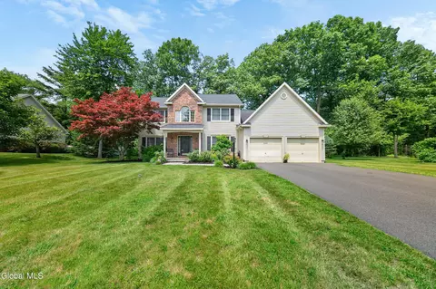 26 Hedgerose Ln, Delmar, NY 12054