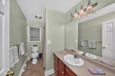 Bath - 26 Hedgerose Ln, Delmar, NY 12054 photo 6 of 7