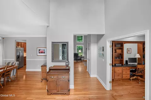 Entry Way - 26 Hedgerose Ln, Delmar, NY 12054 photo 3 of 7