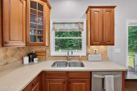 Kitchen - 26 Hedgerose Ln, Delmar, NY 12054 photo 2 of 4