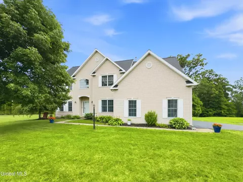 12 Bridget Cir, Cohoes, NY 12047