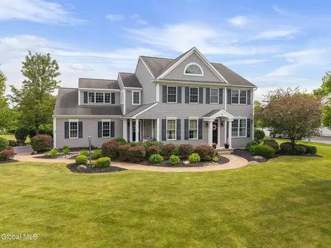 37 Farmview Ln, Halfmoon, NY 12188
