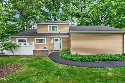 18 Willow Dr, Delmar, NY 12054 photo 1