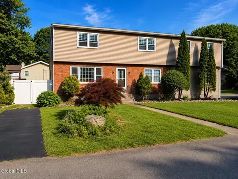 8 Emerson Dr, Latham, NY 12110