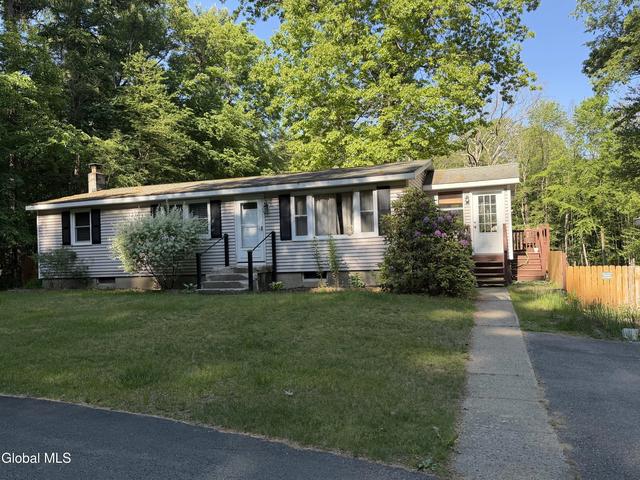 52 Brightman Rd, Mechanicville, NY 12118