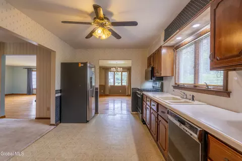 Kitchen - 72 Pashley Rd, Glenville, NY 12302 photo 2 of 3