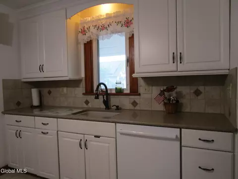 Kitchen - 3025 Cox Ave, Schenectady, NY 12306 photo 2 of 8