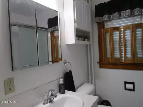 Bath - 3025 Cox Ave, Schenectady, NY 12306 photo 3 of 5