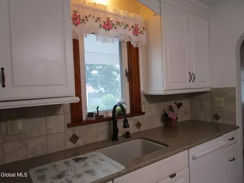 Kitchen - 3025 Cox Ave, Schenectady, NY 12306 photo 3 of 8
