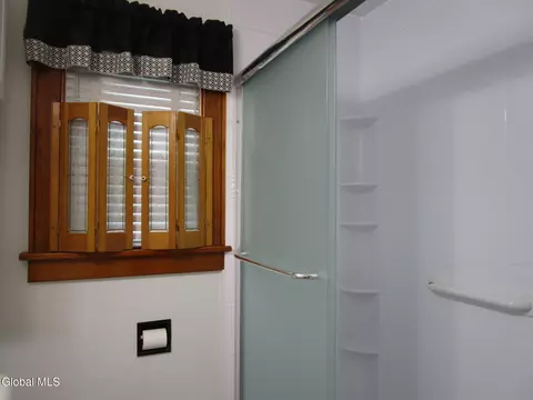 Bath - 3025 Cox Ave, Schenectady, NY 12306 photo 4 of 5