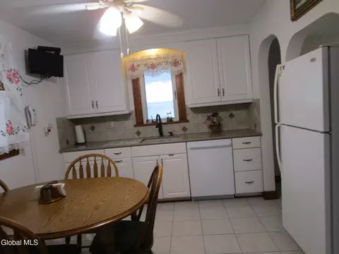 Kitchen - 3025 Cox Ave, Schenectady, NY 12306 photo 5 of 8