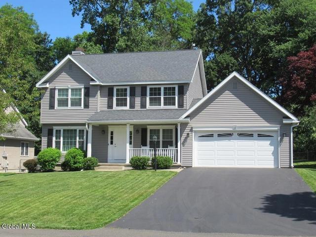 11 Elaine Ct, Latham, NY 12110