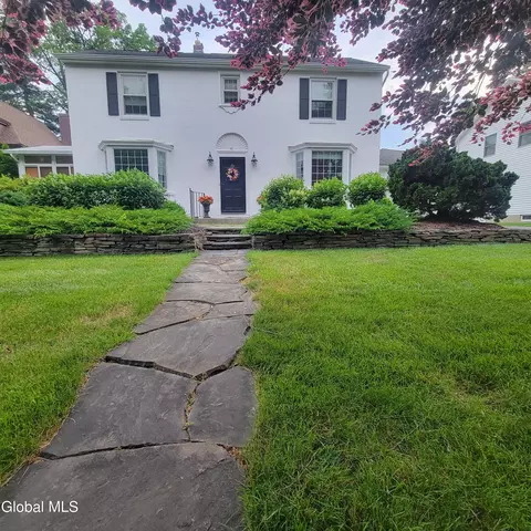 41 Berkshire Dr, East Greenbush, NY 12061