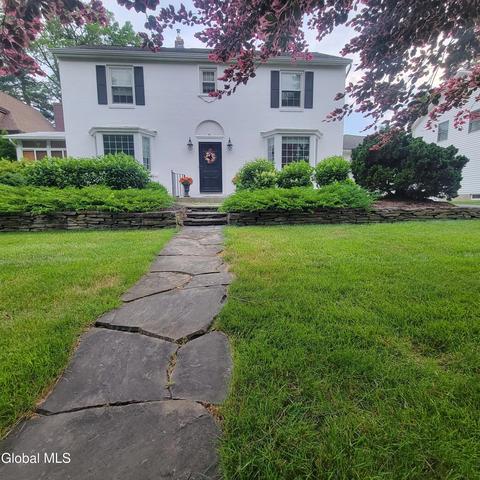 41 Berkshire Dr, East Greenbush, NY 12061