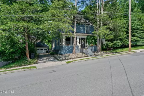 36 Henrietta St, Amsterdam, NY 12010