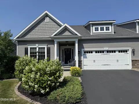 17 David Dr, Glenmont, NY 12077